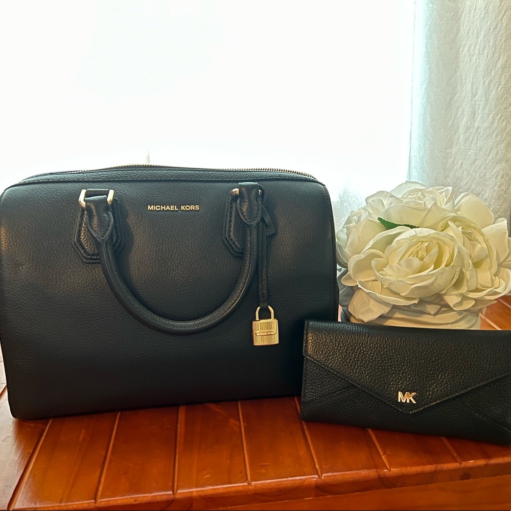 🖤Michael Kors🖤 EUC Pebbled leather purse and wallet set with gold hardware.